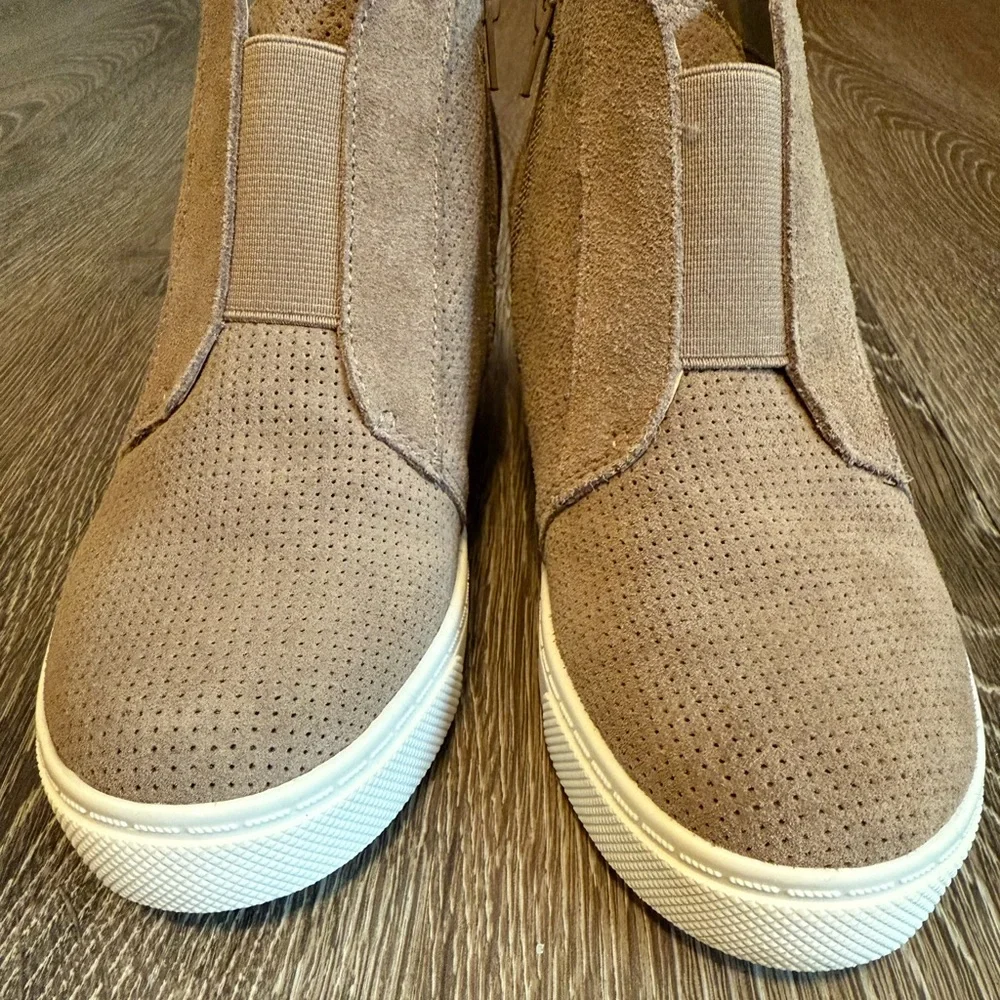 Steve Madden Women’s Sneaker Bootie in Taupe Suede. Size 7.5